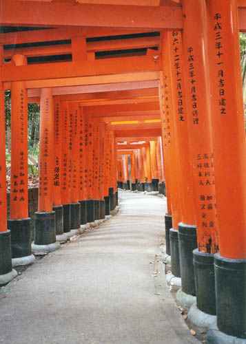 Fg2 · Wikimedia Commons · domaine public Torii du sanctuaire Fushimi Inari, Kyoto
