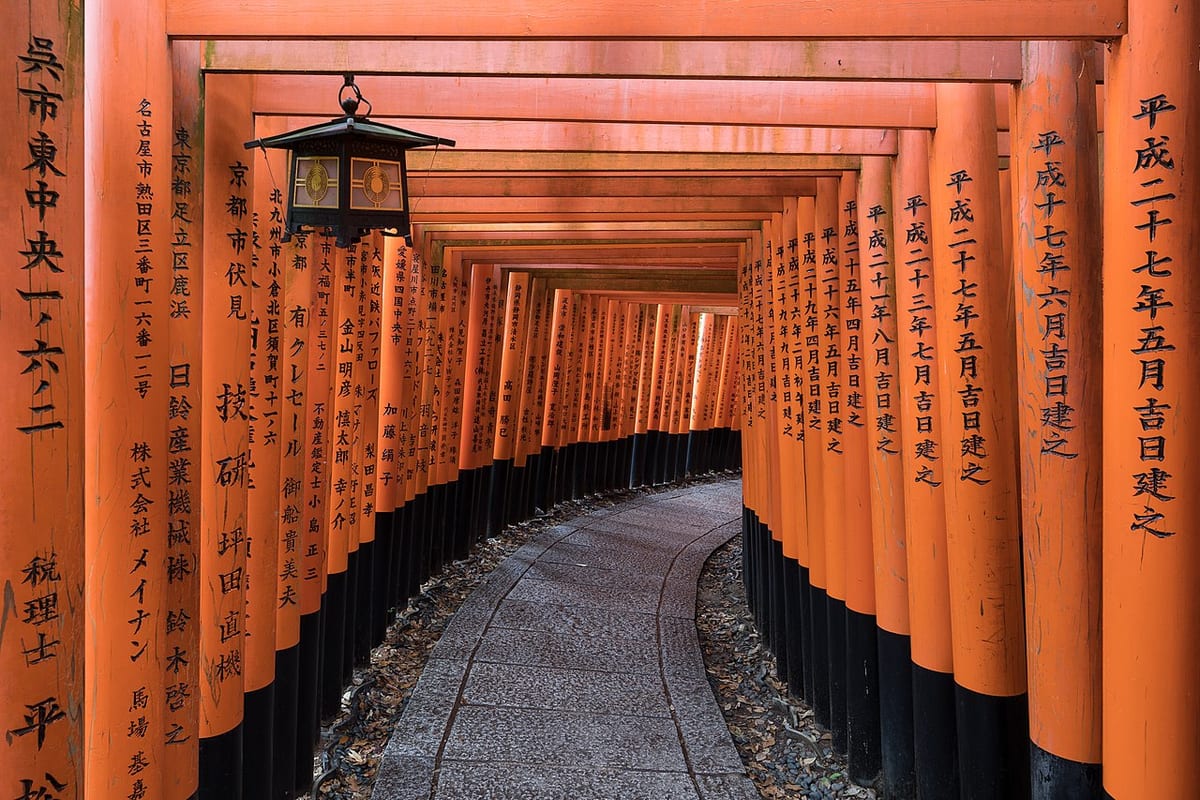 Basile Morin · Wikimedia Commons · CC BY-SA 4.0 Allée de torii au sanctuaire Fushimi Inari, Kyoto